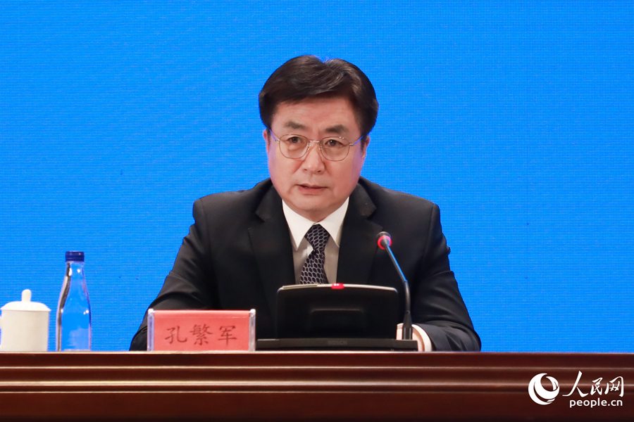 福建省人社廳黨組書記、廳長孔繁軍在發布會上發言。人民網 陳永整攝
