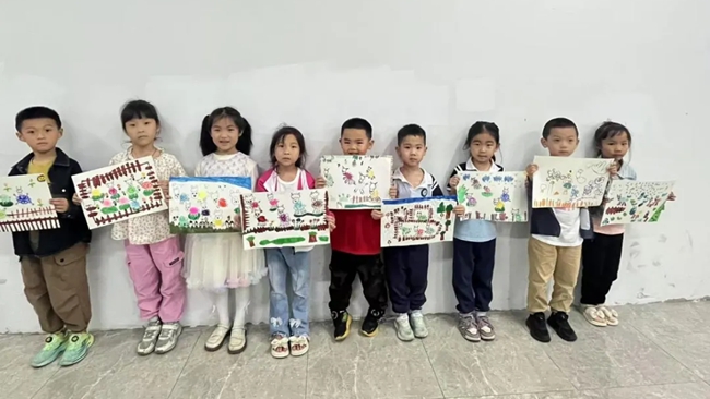孩子們展示畫作
