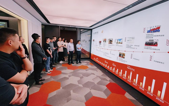 參訪團在深圳平安金融中心了解平安發展歷程以及在AI科技領域的應用