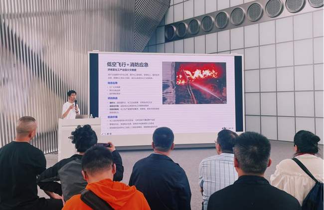 參訪團在深圳歡樂海岸大疆全球創新旗艦店聽取講解