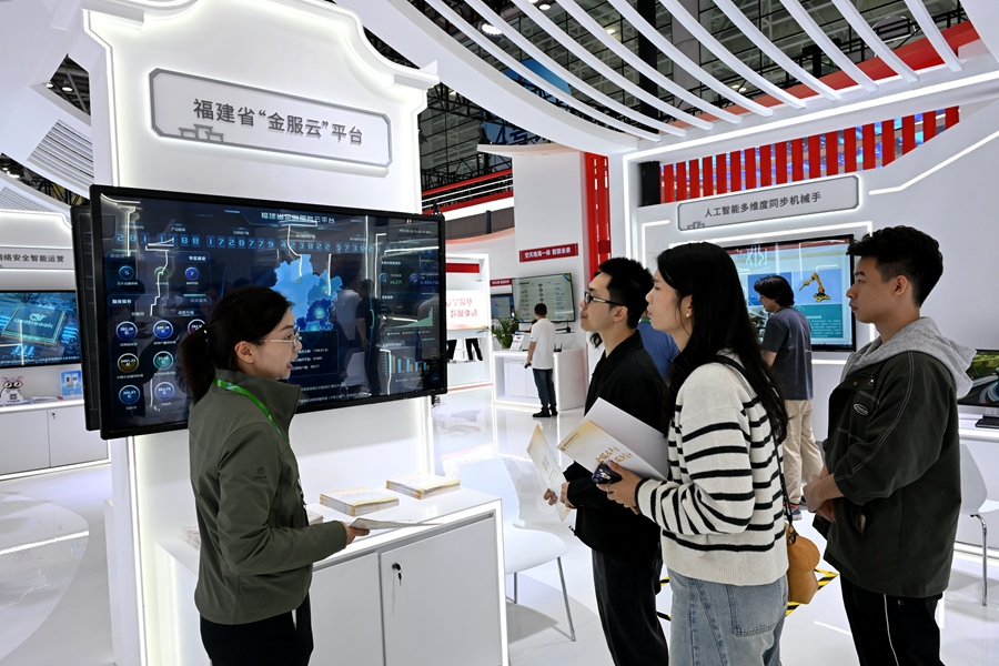 工作人员现场讲解“金服云”平台相关产品。主办方供图