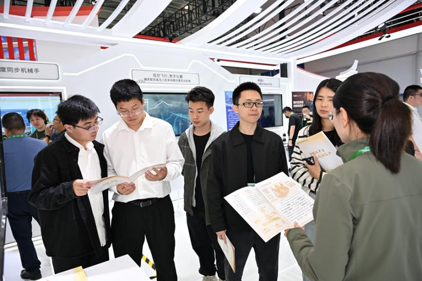 在“金服云”平台成果展区，吸引许多嘉宾围观。主办方供图