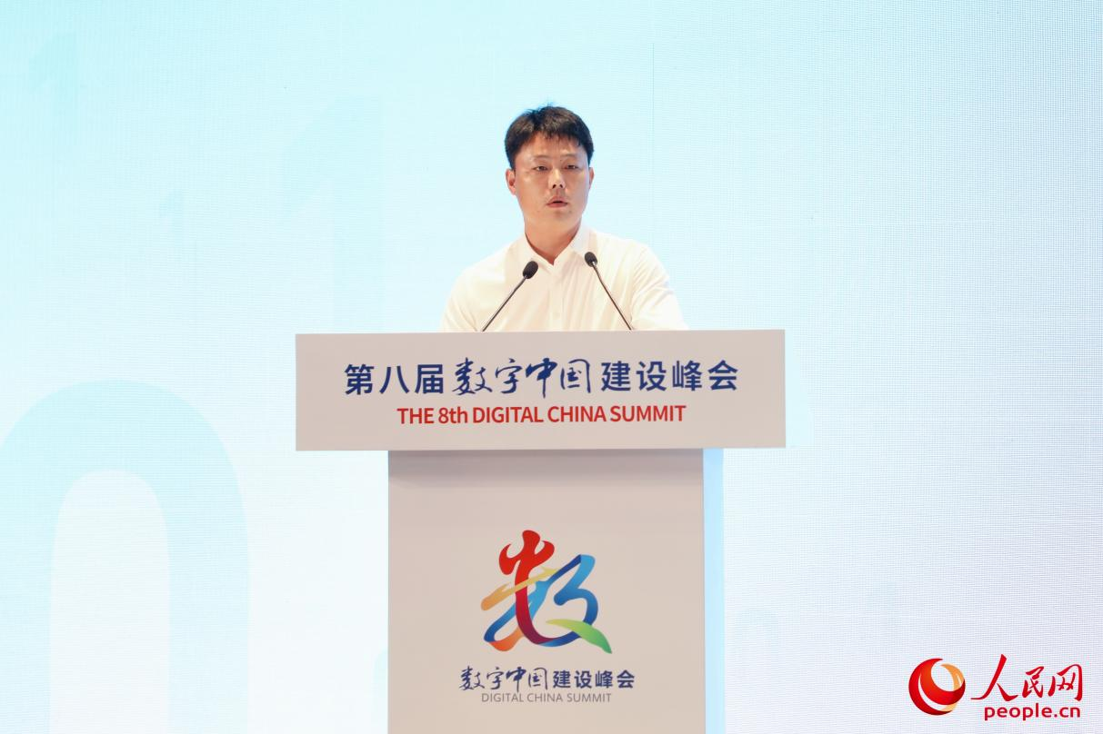 科大讯飞智慧环保总经理钟志杰在分论坛上发言。人民网 李唯一摄