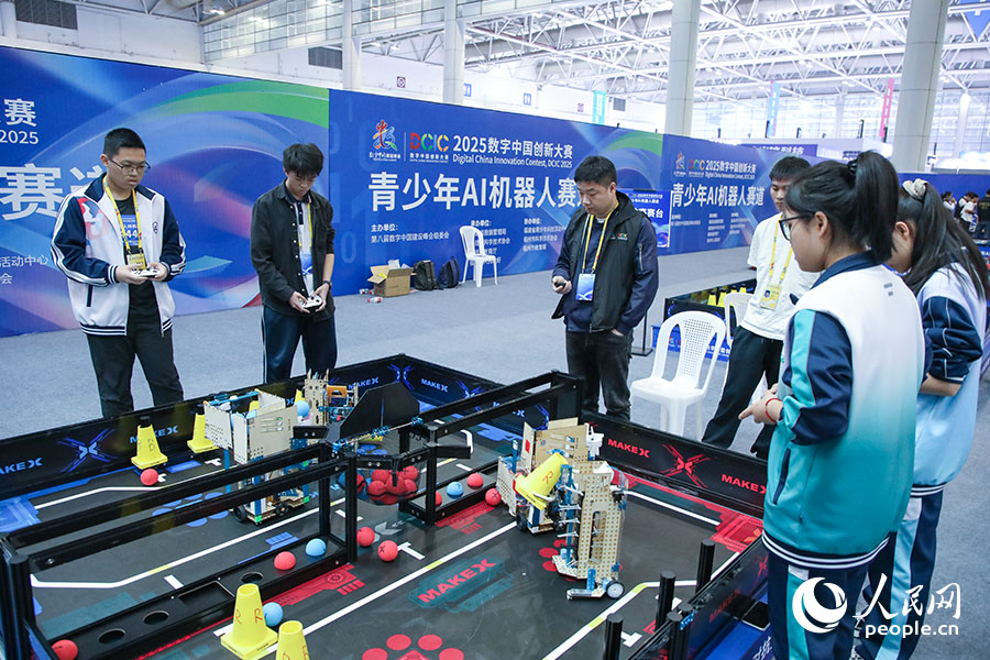 2025數字中國創新大賽青少年AI機器人賽道決賽現場。人民網記者 焦艷攝