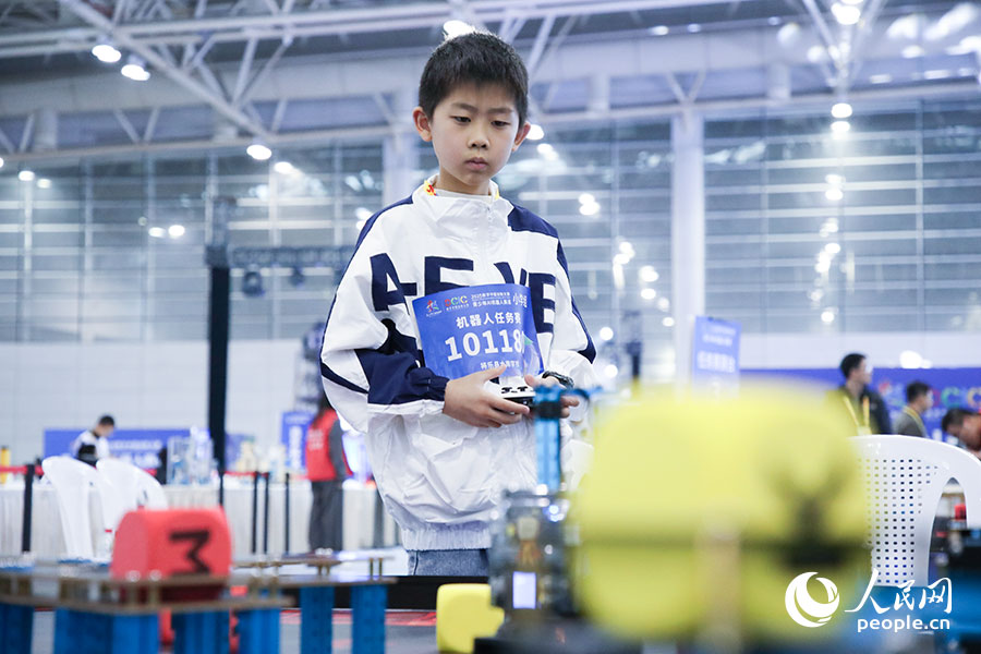 小选手屏息凝神进行比赛。人民网记者 焦艳摄
