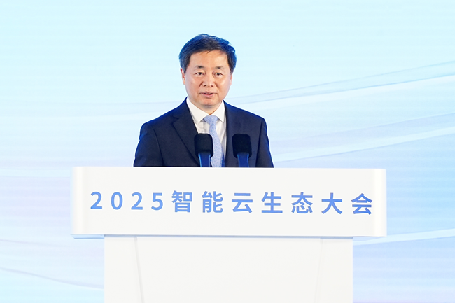 第八届数字中国建设峰会·智能云生态大会主论坛上，中国电信董事长柯瑞文作主题演讲