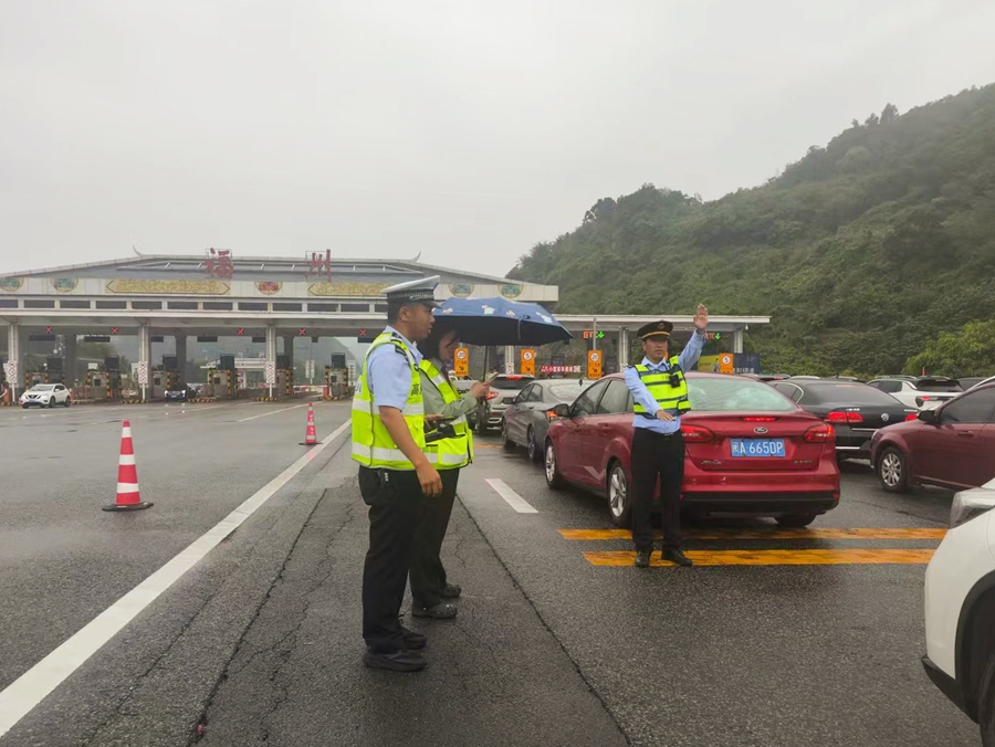 高速執法員在福州收費站引導車輛有序通行