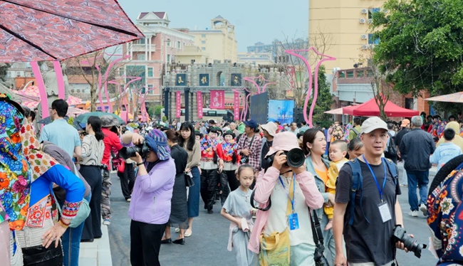 惠女海韵休闲街区开街，游人如织