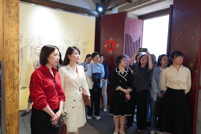 参观“坊巷法律人”博物馆