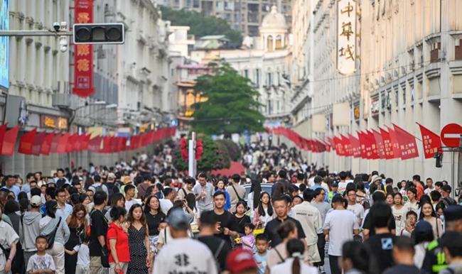 “五一”期間，廈門中山路推出多項活動，吸引了如潮的客流，增強消費活力。福建省文化和旅游廳供圖