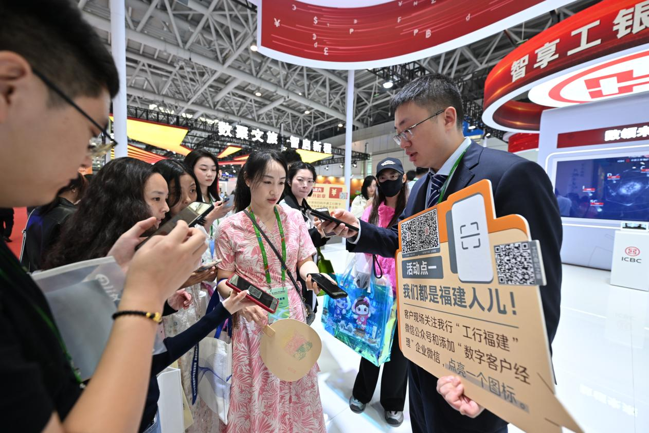 工商银行展厅丰富多样的互动活动吸引了大批逛展市民。林双伟摄