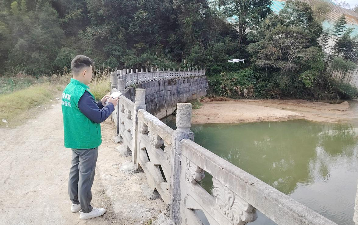 福建閩泉環境科技有限公司巡查員運用無人機巡河