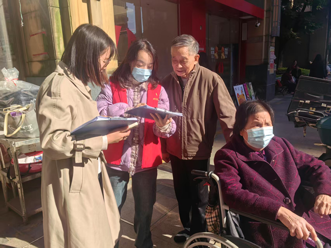 宏路街道崇文社区青年党员用手绘流程图向老人讲解网上电费缴纳流程