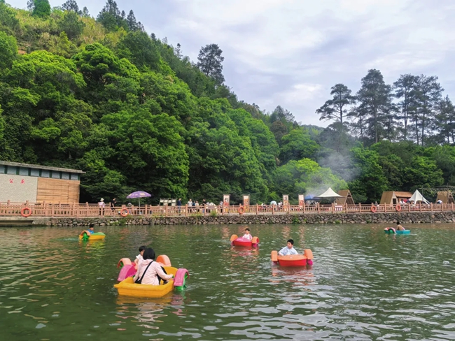 游客在溪口村体验水上项目。魏知秋摄
