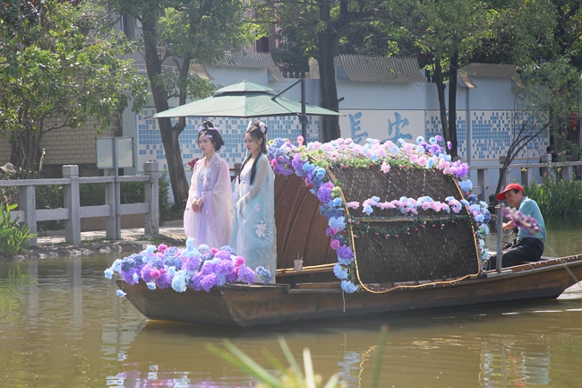 “花仙子”与岸边游客互动