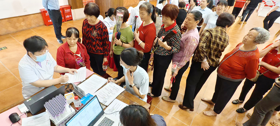 老年人排队登记脑健康筛查。林林摄
