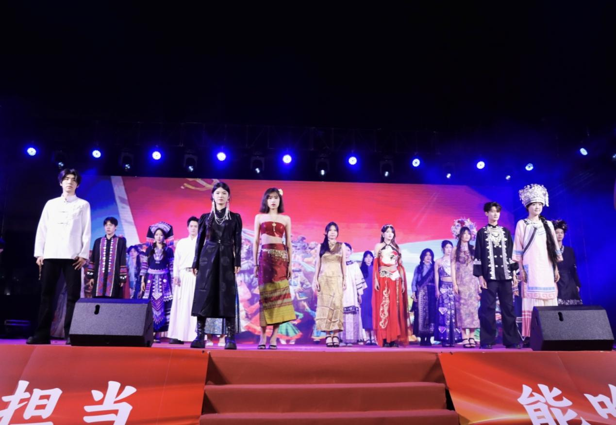 “五四”文艺汇演，民族服饰T台秀与《紫荆花》歌曲演唱组合