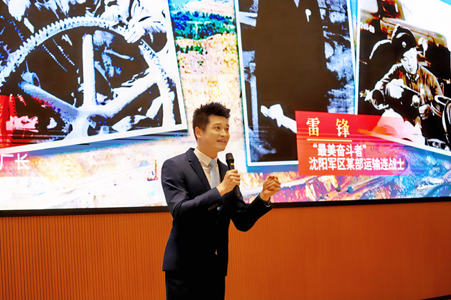 福州市行政服務中心管理委員會干部董慎講述《一座鋼城 兩代雷鋒》。主辦方供圖