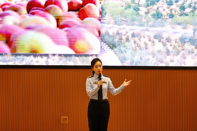 福建省最美家庭榮譽獲得者家庭成員、福州市應急管理局應急救援中心副主任李楠分享《大漠赤子心》。主辦方供圖