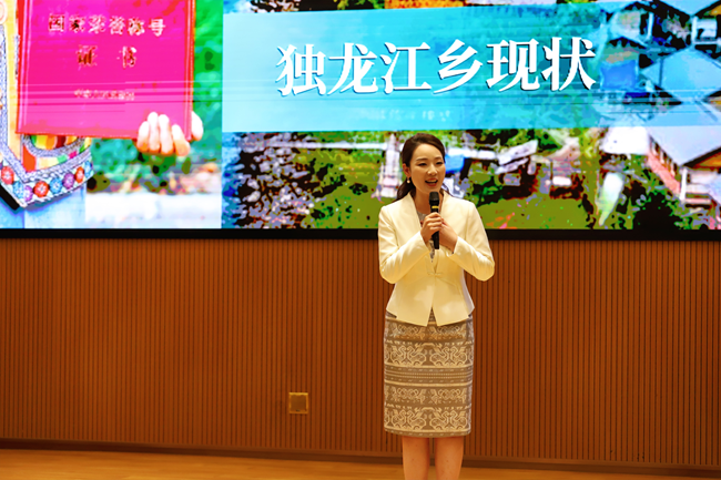 全國五好家庭榮譽獲得者家庭成員、福建省播音主持協會秘書長朱朝陽分享《我奮斗，我幸福》。主辦方供圖