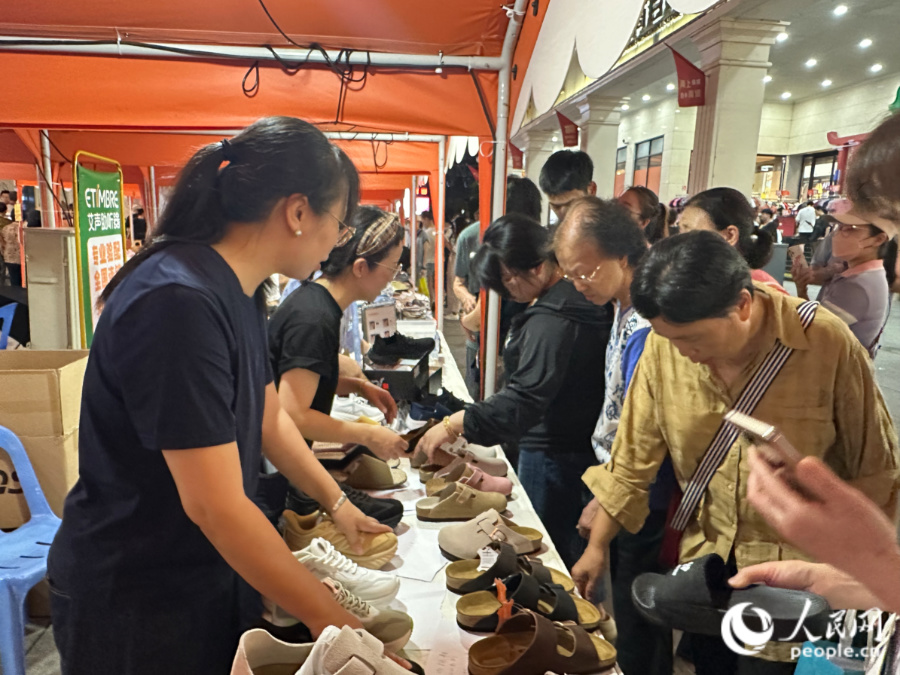 市民正在外贸优品专区摊位选购商品。人民网记者 张萌摄