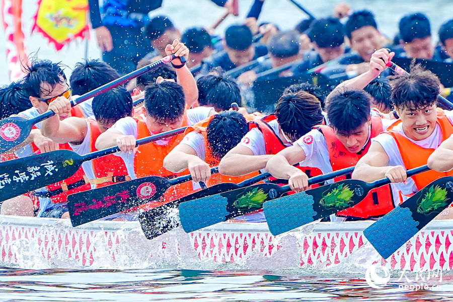 選手們奮楫擊水，濺起水花片片。人民網記者 陳博攝