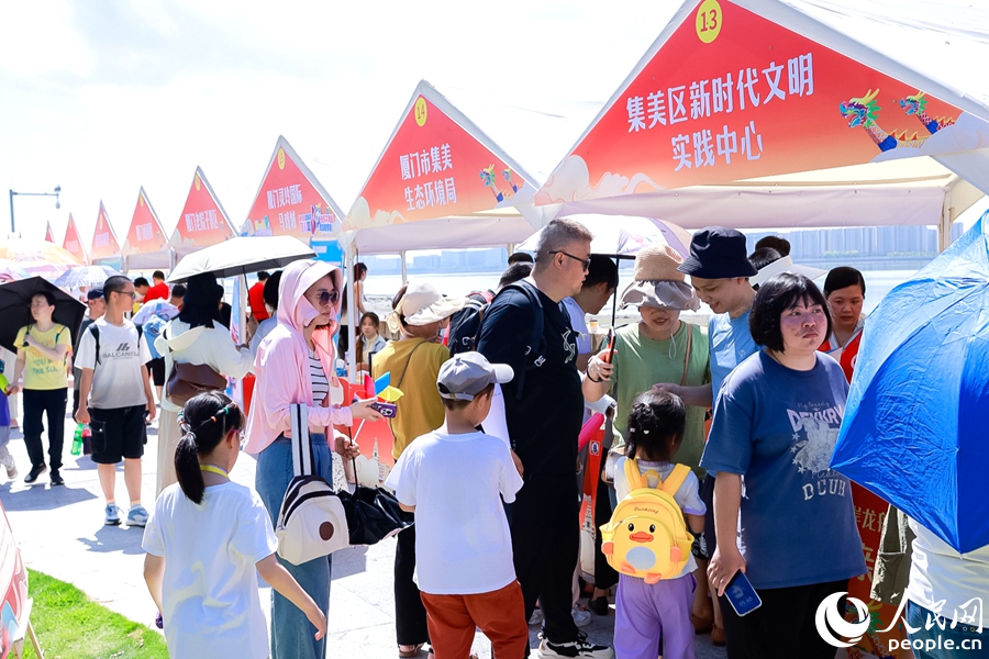 市民游客游逛“五美”市集。人民網記者 陳博攝