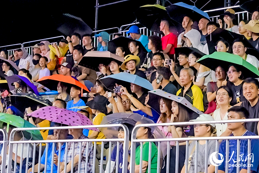 虽是雨天，球迷们观赛热情不减。人民网记者 陈博摄