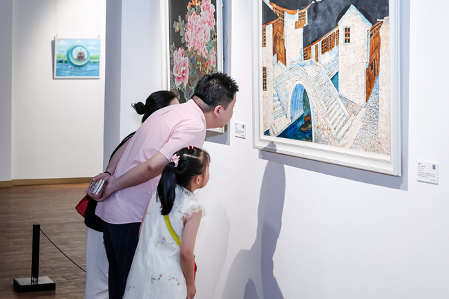 市民参观画展