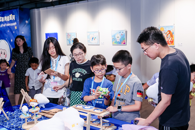 市民参观手工艺作品