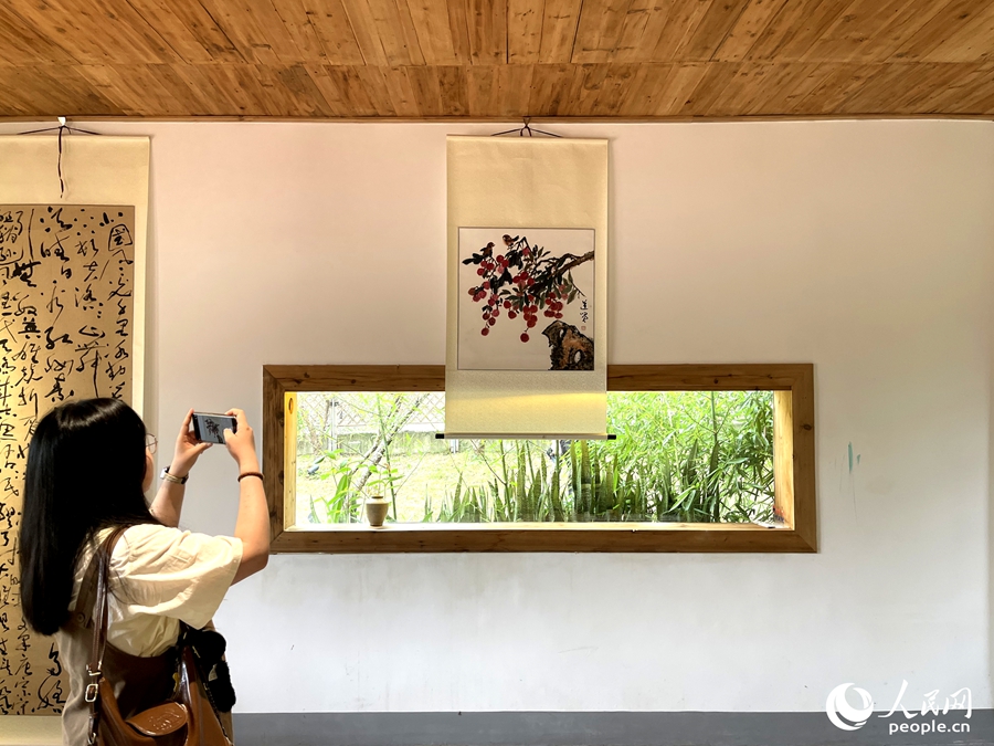 游客被古厝里的书画展吸引。人民网记者 陈蓝燕摄