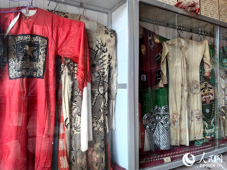 在岑兜村高甲戏展览馆展出的高甲戏各种服饰。人民网 苏海森摄