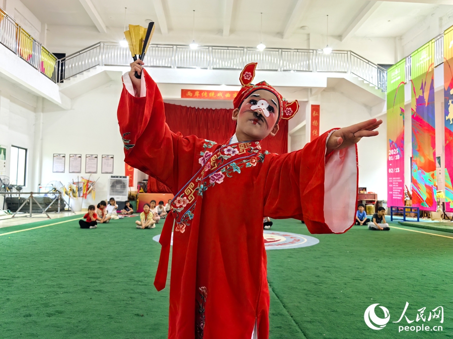 来自岑兜村的8岁孩子洪诗博展示高甲戏学习成果。人民网 苏海森摄