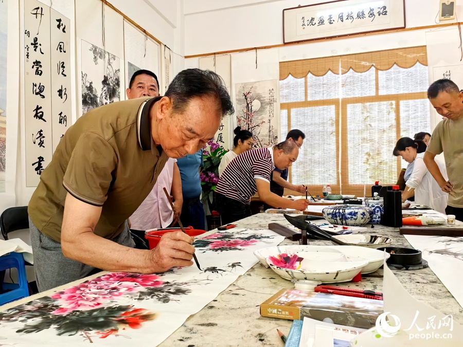 梅月书画院里的书画爱好者在进行创作。人民网 苏海森摄