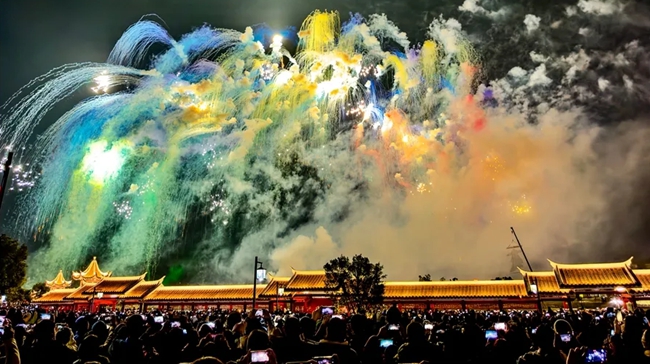 惠安舉辦新春煙花秀，七彩祥雲點亮夜空