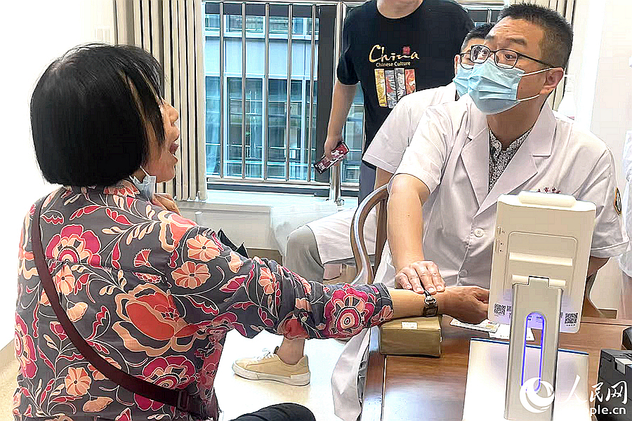 柔性引進專家帶教看診。人民網記者 林盈攝