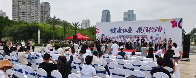 活动现场，主办方向18家参加“健康体重厦门行动”公益行的医院授予活动队旗。林林摄