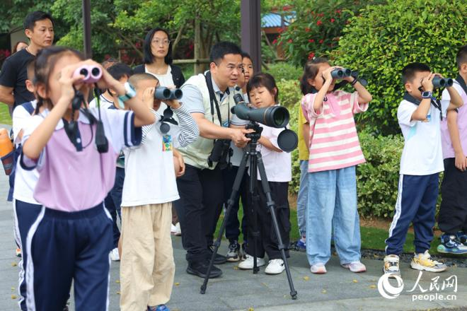 孩子们在五缘湾湿地公园中体验户外观鸟。人民网记者 陈博摄
