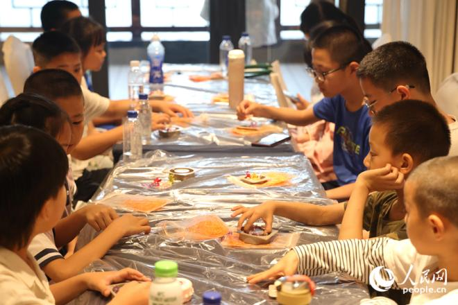 创意手工制作。人民网记者 陈博摄