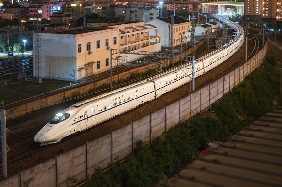 一列和諧號動車組疾速駛向遠方。徐琛攝