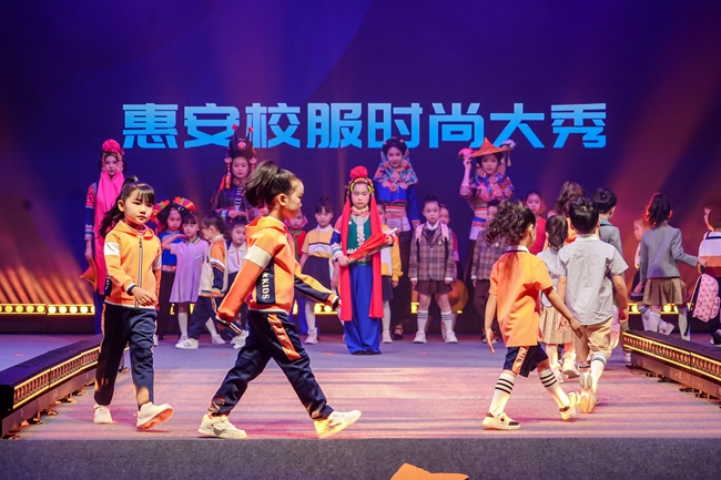 作為惠安縣僑商跨境出海走進產業帶暨縣域重點產業鏈“四鏈”融合活動之一，惠女服飾、箱包產業、校服產業“三個秀場”聯袂開演