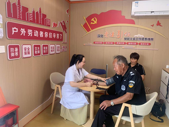 业务骨干在党群暖心驿站内为户外劳动者免费义诊