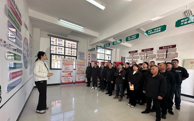 参观廉洁教育工作站。梁凯娟摄