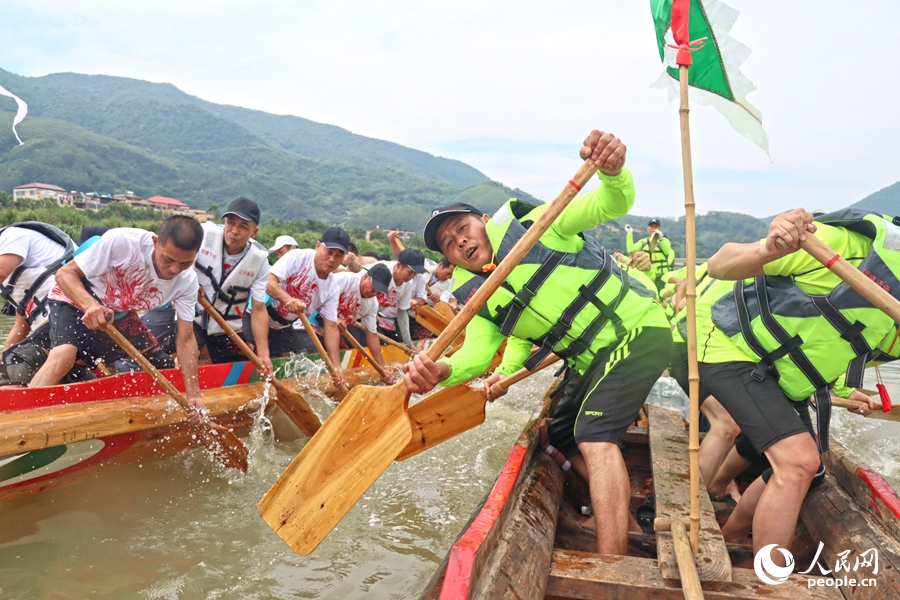 兩艘龍舟在江面上激烈競速。人民網 李昌乾攝