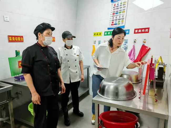 建立膳食监督家长委员会制度。宁德市教育局供图
