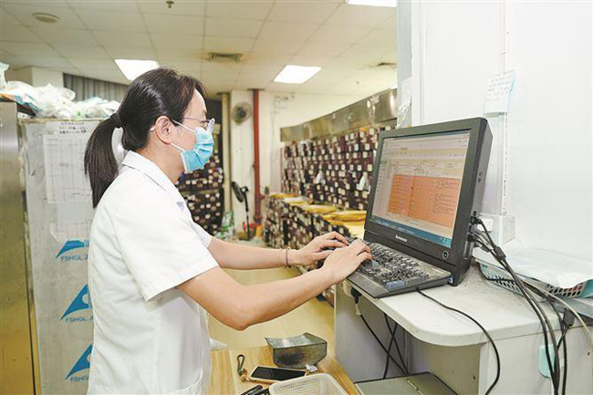 厦门市中医院中药房药师对社区开具的中药处方进行审核