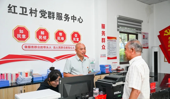 在紅衛村黨群服務中心，林希騰解答村民問題