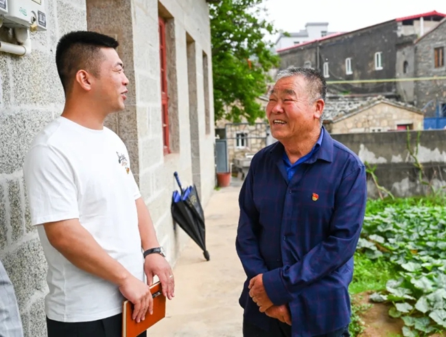 老黨員林希建和年輕黨員陳立旭交流經驗