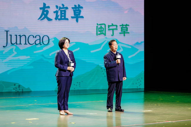 党的二十大代表、全国脱贫攻坚贡献奖、感动中国2022年度人物、第九届全国道德模范、国家菌草工程技术研究中心首席科学家林占熺和全国三八红旗手、国家菌草工程技术研究中心副主任林冬梅父女。主办方供图
