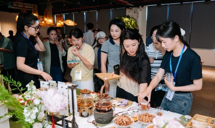 参会嘉宾品尝特色美食